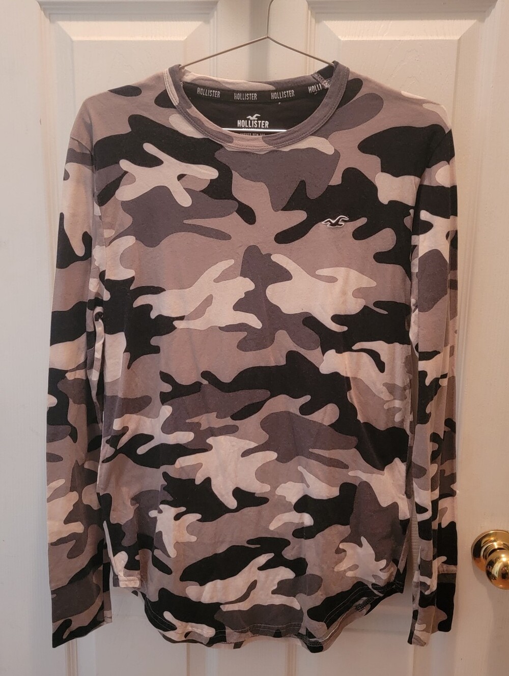 Hollister Men's Curved Hem Long Sleeve Tee - Size Small, Black/Gray Camouflage